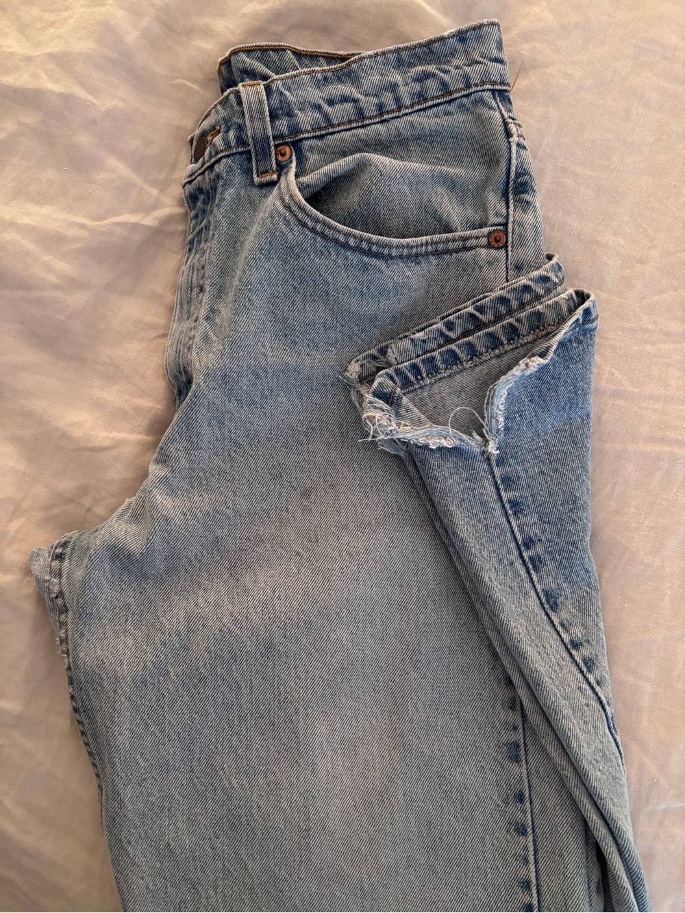 Light Wash Levi’s Jeans - Classic High-Rise 550 relaxed